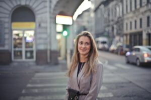 Jak skutecznie zaprojektować i wydrukować katalog firmowy? Przewodnik po wyborze materiałów i technik uszlachetniania