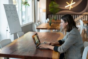 Business Intelligence: Klucz do przetwarzania danych i efektywności decyzji w przedsiębiorstwie